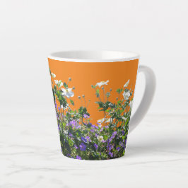 Anemone und Geranerkruste. Orange Latte Tasse