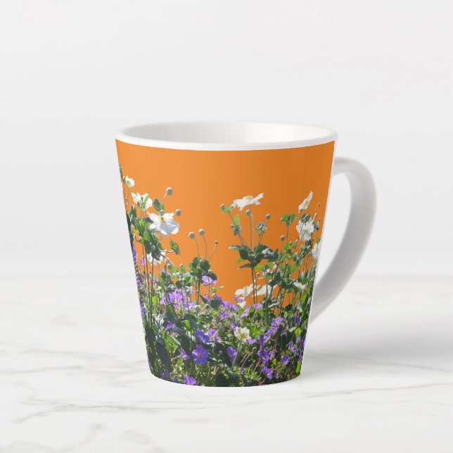 Anemone und Geranerkruste. Orange Latte Tasse (Rechte Ecke)