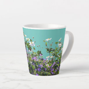 Anemone und Geranerkruste. Turqoise Latte Tasse