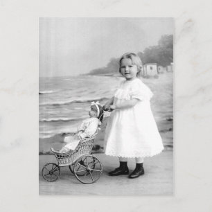 Anfang der 1900er Jahre Mädchen mit ihrer Puppe Postkarte