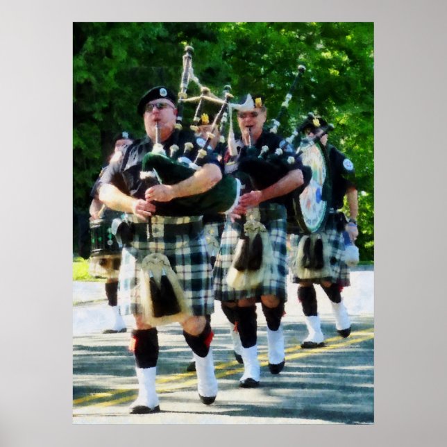 ANFANG UNTER $20 - "Line of Bagpipers" Poster (Vorne)