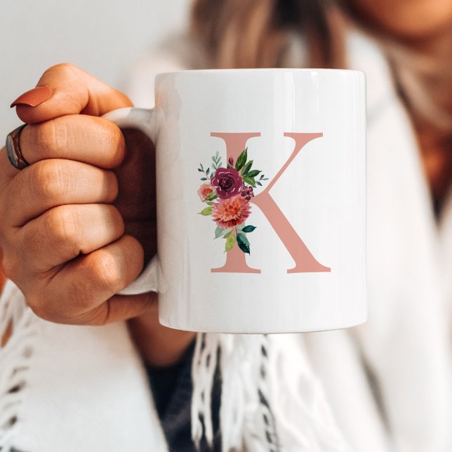 Anfängliche Blush- und Burgundy Floral Monogram Kaffeetasse (Von Creator hochgeladen)