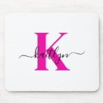 Anfänglicher Mit Monogramm Name in Pink Mousepad<br><div class="desc">Dieses schlichte,  elegante Mousepad mit Ihrem Vornamen in einem trendigen Script-Schriftart in schwarz tippt über Ihren ersten Start in einem modernen Kappe-Schriftart in heißen Rosa ist perfekt für Ihr Büro/Ihren Schreibtisch. Es ist stilvoll und trendig und dennoch sehr klassisch.</div>