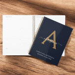 Anfänglicher Name des modernen Navy Blue Gold Mono Planer<br><div class="desc">Dieser moderne Navy Blue Gold Monogram Script Name Initial Planner vereint Stil und Funktionalität und ist damit das perfekte Tool für die Organisation Ihres Jahres. Das elegante marineblaue Cover ist mit eleganten goldenen Monogramm-Initialen und einem anmutigen Skriptnamen geschmückt und bietet eine ausgeklügelte, personalisierte Touch. Ideal für Profis, Studierende oder alle,...</div>