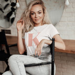 Anfangs Letter Monogram | Modern Stylish Peach T-Shirt<br><div class="desc">Einfache,  stilvolle individuelle Anfangsbuchstaben Monogramm T - Shirt Frauen in modernen minimalistischen Typografie in Pfirsichpink. Ein perfektes Geschenk oder Mode-Accessoire mit persönlicher Touch!</div>