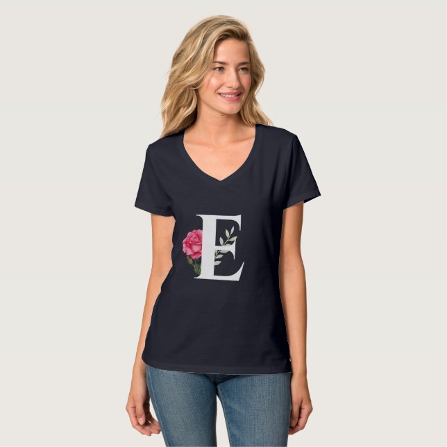 Anfangsbuchstabe E in weißer rosa Rose T-Shirt (Vorderseite Vollansicht)