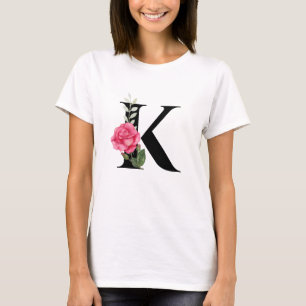 Anfangsbuchstabe K in Schwarz mit rosa Rose T-Shirt