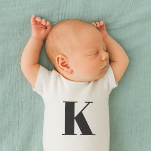 Anfangsbuchstabe Moderne stilvolle trendige Mono Baby Strampler