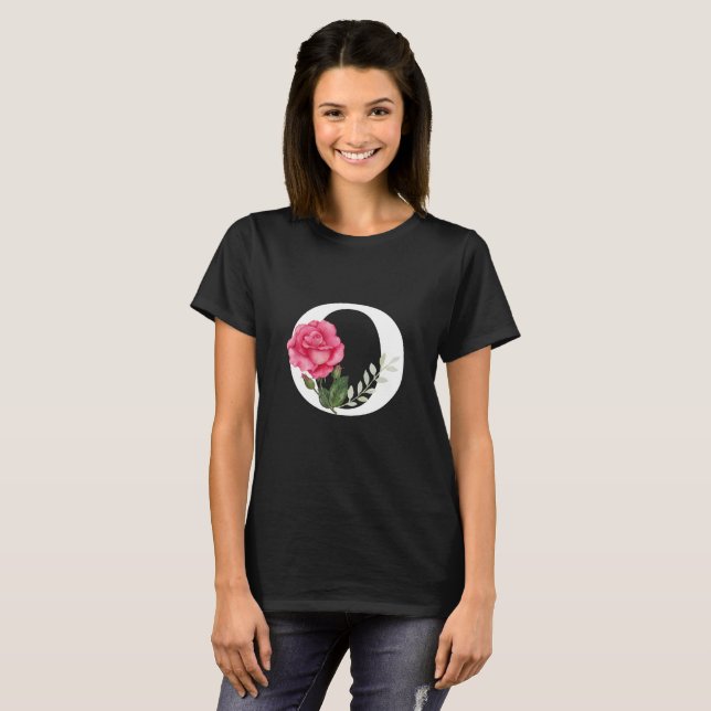 Anfangsbuchstabe O in Weiß mit rosa Rose T-Shirt (Vorne ganz)