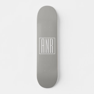 Anfangsbuchstaben Monogramm Weiß auf Hellgrau Skateboard