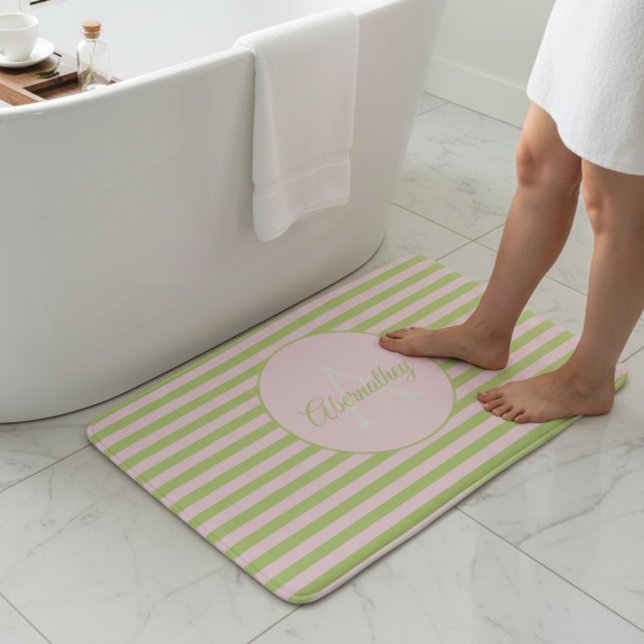 Anfangsmonogramm & Name Pastellrosa Grüne Streifen Badematte (Pastel pink and green striped background with template name & initial letter monogram bathmat.)