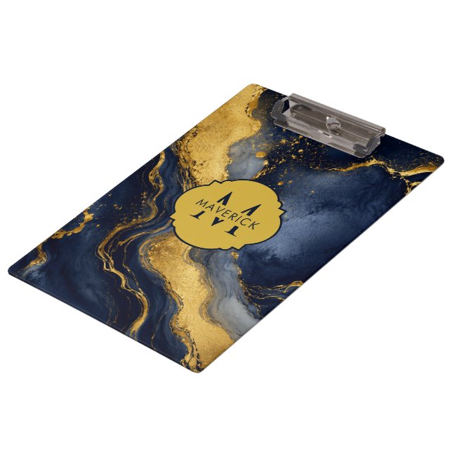 Anfangsname auf Navy Gold Abstract Marble FluidArt Klemmbrett (Schrägansicht)