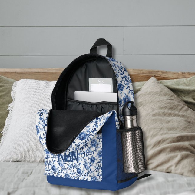 Anfangsname für das blaues Toile-Wasserfarbenmonog Bedruckter Rucksack (Blue White Floral Watercolor Toile Pattern on blue backpack. Monogram with Initials or short name)