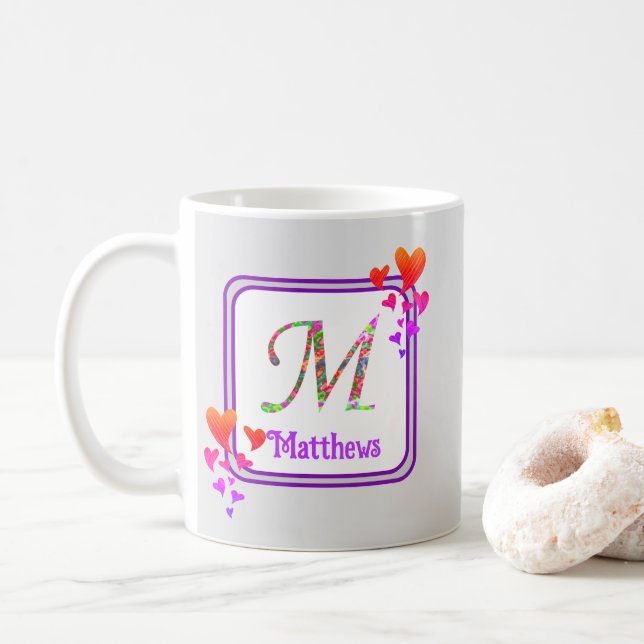 Anfangsname für Lila Herzklopfen in Monogramm Kaffeetasse (Mit Donut)