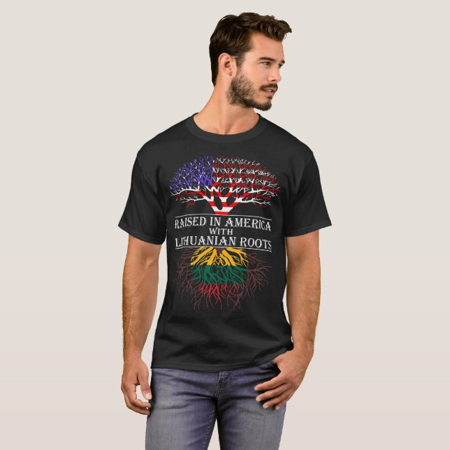 Angehoben in Amerika mit litauischen Wurzeln T-Shirt (Vorne ganz)