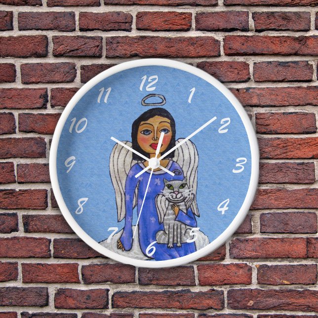 Angel auf Cloud Holding White Angel Katze Silver H Uhr (Angel sitting on cloud holding white angel cat both with silver halos on sky blue wall wood clock.)