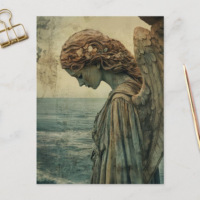 Angel Statue mit Patina Postkarte (Angel statue covered in patina and distressed on a postcard that is laid on a marble flat surface.)