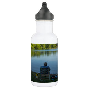 Angeln in der Wasserflasche am Morgen