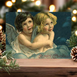 Angels Vintage frohe Weihnachten<br><div class="desc">Schöne Weihnachtsfeier Angel Kinder Postkarte. "Frohe Weihnachten" Gruß in der unteren rechten Ecke geschrieben. In diesem Design befinden sich zwei wunderschöne Kinder mit Engelsflügeln,  die in einer liebevollen Umarmung in den Wolken sitzen.</div>