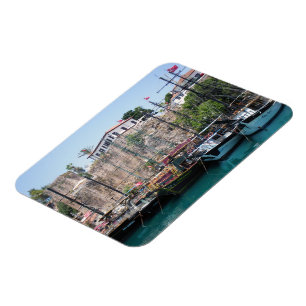 Angenehme Yachten in der Nähe der Mauern Magnet