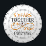 Angepasster Herr und Frau 5. Jahrestag Dartscheibe<br><div class="desc">Geeignete Familiennamensgeschenke zum 5. Hochzeitstag.</div>