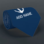 Angepasster nautischer Ankerbootkapitän Krawatte<br><div class="desc">Custom navy blue and white nautical anchor boat captain neck tie. Personalized fashion Requisite Anzüge with ship anchor Logo. Maritime requories for sailor and sailing enthusiasts. Customizable Mitbewohner. Cool Christmas, Fathers Day, Wedding or Birthday party gift for friends, dad, father, husband, brother, uncle, grandpa, groom, wedding guests usw. Modern typography...</div>