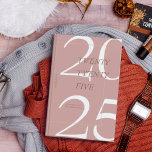 Angepasster Niedlich rosa Minimal 2025 Kalenderpla Planer<br><div class="desc">Bleibe im Stil mit diesem eleganten Zazzle-Planer 2025. Mit einem modernen, minimalistischen Design in sanften, erdigen Tönen und einem kühnen "2025" auf dem Cover ist dieser Planer der ideale behalt für den Tagesablauf, die Ziele und wichtige Events. Die schlanke Spiralbindung sorgt für eine einfache Bedienung, während die anpassbare Option es...</div>