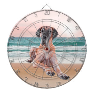 Angepasster Niedlicher Großer Dan Hund sitzend am  Dartscheibe