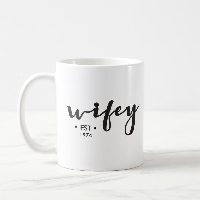 Angepasstes Jahr hier personalisiert Wifey Tasse (Links)