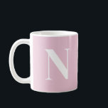 Angepasstes rosa C52- und Weißes Anfangsmonogramm Kaffeetasse<br><div class="desc">Jede Tasse verfügt über einen Single, der vor dem Hintergrund zeitgenössischer Farbtöne kühl in knalligem Weiß vorgestellt wird und eine elegante und personalisierte Touch für Ihren Alltag bietet. Wählen Sie aus einer Vielzahl moderner Farbtöne, um das passende Ambiente für Ihren Stil zu finden oder jemanden zu schenken. Diese Kollektion ist...</div>
