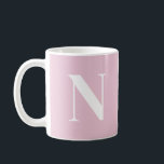 Angepasstes rosa C52- und Weißes Anfangsmonogramm Kaffeetasse<br><div class="desc">Jede Tasse verfügt über einen Single, der vor dem Hintergrund zeitgenössischer Farbtöne kühl in knalligem Weiß vorgestellt wird und eine elegante und personalisierte Touch für Ihren Alltag bietet. Wählen Sie aus einer Vielzahl moderner Farbtöne, um das passende Ambiente für Ihren Stil zu finden oder jemanden zu schenken. Diese Kollektion ist...</div>