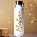 Angepasstes Skript für modifizierte Gold Girls Trinkflasche<br><div class="desc">Eine niedliche,  personalisierte Goldflasche für ein Mädchen,  das einfache,  handgeschriebene Geschenke Lieben. Schönes kursives Skript an der Seite Ihrer Flasche,  das Ihren Namen ausdrückt.</div>