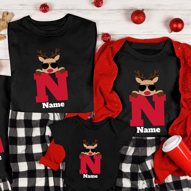 Angepasstes Weihnachtsmonogramm mit dem Namen Cool T-Shirt (Von Creator hochgeladen)