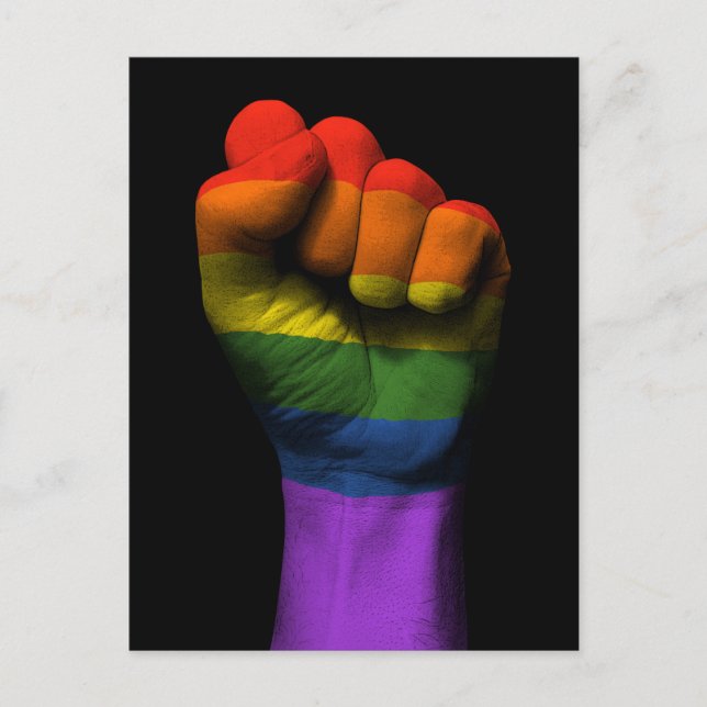 Angereicherte Faust mit Gay Pride-Regenbogenflagge Postkarte (Vorderseite)