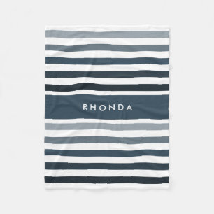 Angesagtes Ombre Streifen Muster mit Namen in Deep Fleecedecke