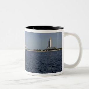 Angesehen über dem Becken, Raumfähre Atlantis Zweifarbige Tasse