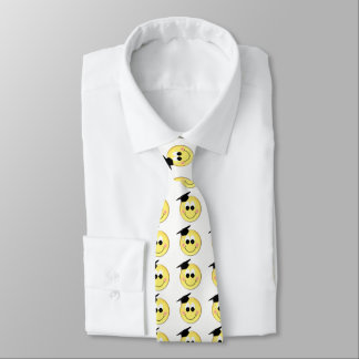 Angesicht mit Graduierung Cap Neck Tie Krawatte