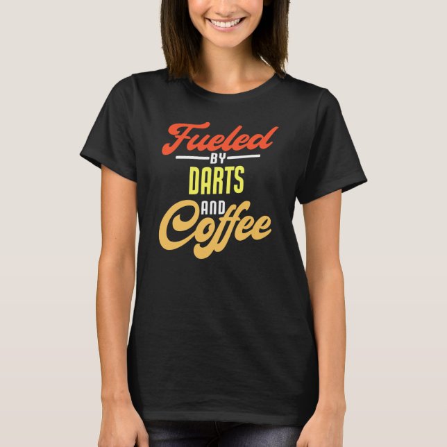 Angespornt durch Darts und Coffee Funny Darts Play T-Shirt (Vorderseite)