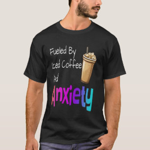 Angespornt durch Eis-Kaffee und ängstliche, sonnig T-Shirt