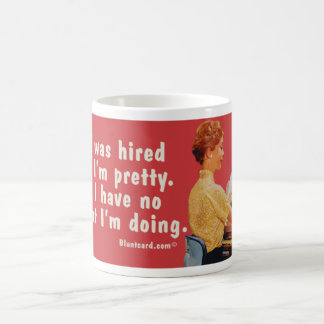 angestelltes hübsches kaffeetasse
