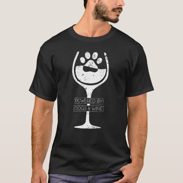 Angetrieben durch Hunde und Wein-lustigen T-Shirt (Vorderseite)