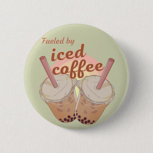 Angetrieben von eisgekühltem Kaffee. Geschenk für  Button