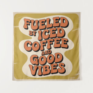 Angetrieben von eisgekühltem Kaffee und guter Laun Wandteppich