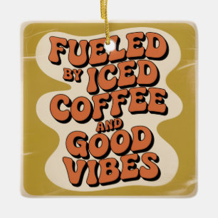Angetrieben von Eiskaffee und guter Laune Keramikornament