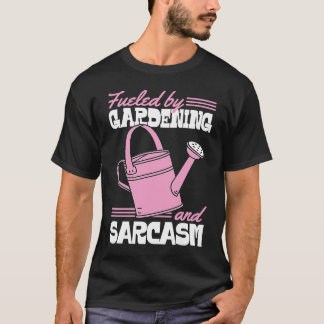 Angetrieben von Gartenarbeit und Sarkasmus  Sassy  T-Shirt