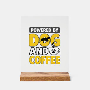 Angetrieben von Hund und Kaffee Vintage-Shirt-Desi Acrylschild