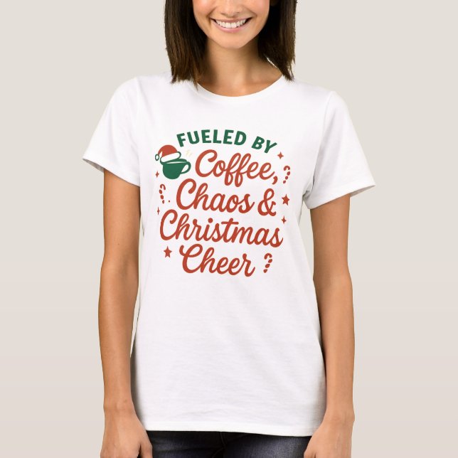 Angetrieben von Kaffee Chaos und Weihnachtsstimmun T-Shirt (Vorderseite)