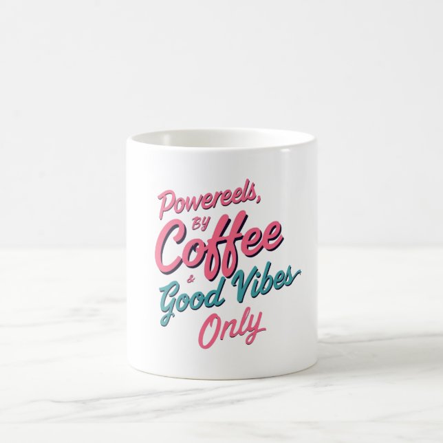 Angetrieben von Kaffee – Good Vibes Tasse (Mittel)