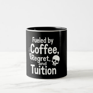 Angetrieben von Kaffee, Reue und Studiengebühren L Zweifarbige Tasse