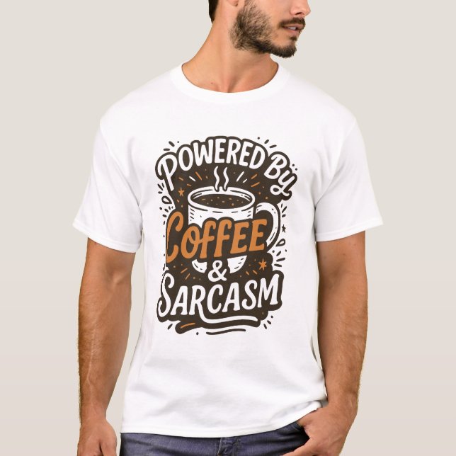 Angetrieben von Kaffee & Sarkasmus T-Shirt (Vorderseite)